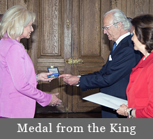 Livstycket receives a medal from King Carl XVI Gustaf